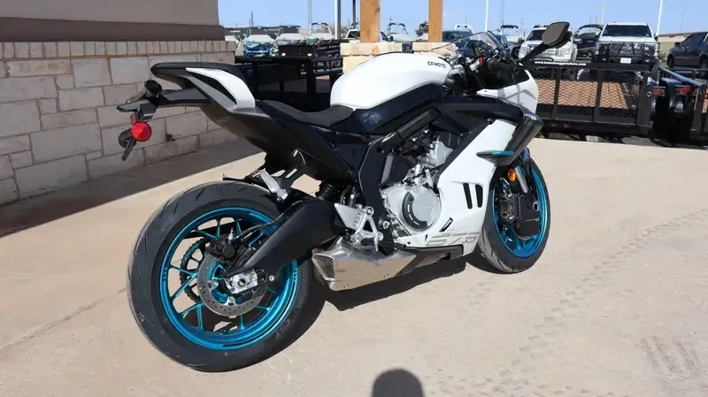 2025 CFMOTO 675SS NEBULA WHITE Image 3