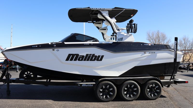 2025 MALIBU M230 Image 1