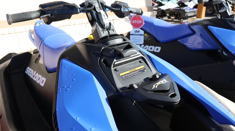 2025 SEADOO SPARK TRIXX FOR 3 WITH SOUND SYSTEM SAND AND DAZZLING BLUE Image 2