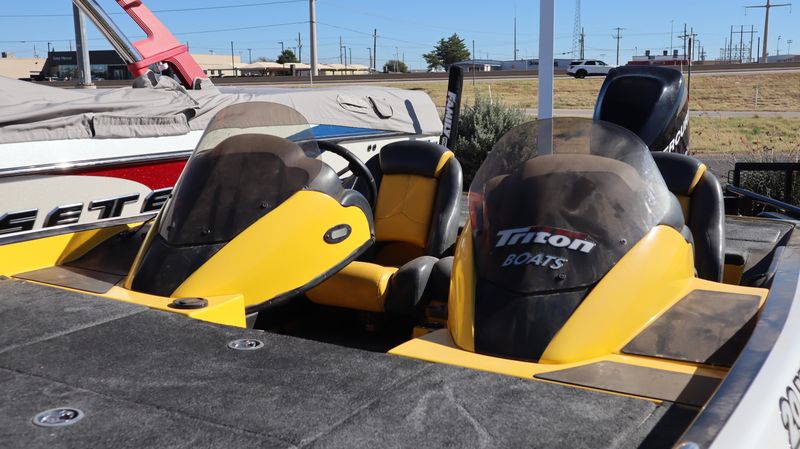 2008 TRITON 20X2  in a YELLOW exterior color. Family PowerSports (877) 886-1997 familypowersports.com 