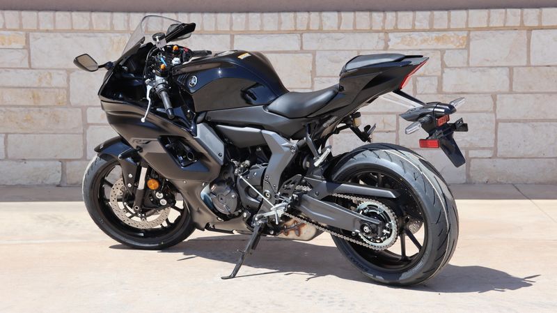 2025 Yamaha YZFR7 MATTE RAVEN BLACK Image 5