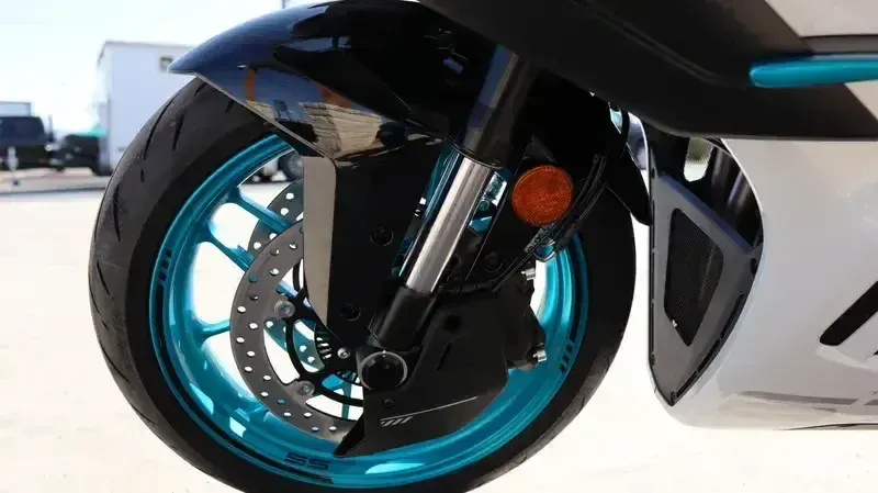 2025 CFMOTO 675SS NEBULA WHITE Image 22
