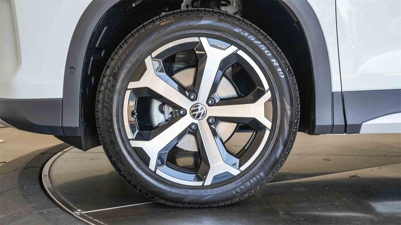 New 2025 Volkswagen Tiguan 2.0T SEImage 10
