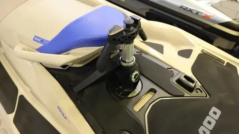 2025 SEADOO WAKE PRO 230 WITH SOUND SYSTEM IDF SAND AND DAZZLING BLUE Image 14