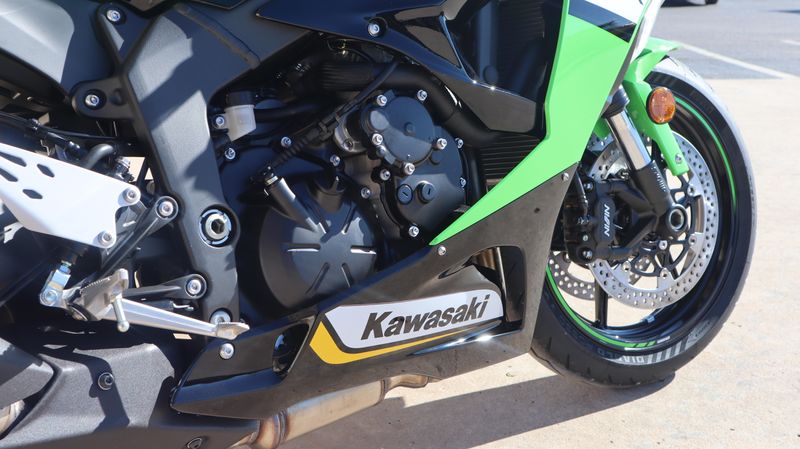 2025 Kawasaki NINJA ZX6R KRT EDITION LIME GREEN AND EBONY AND PEARL BLIZZARD WHITEImage 12