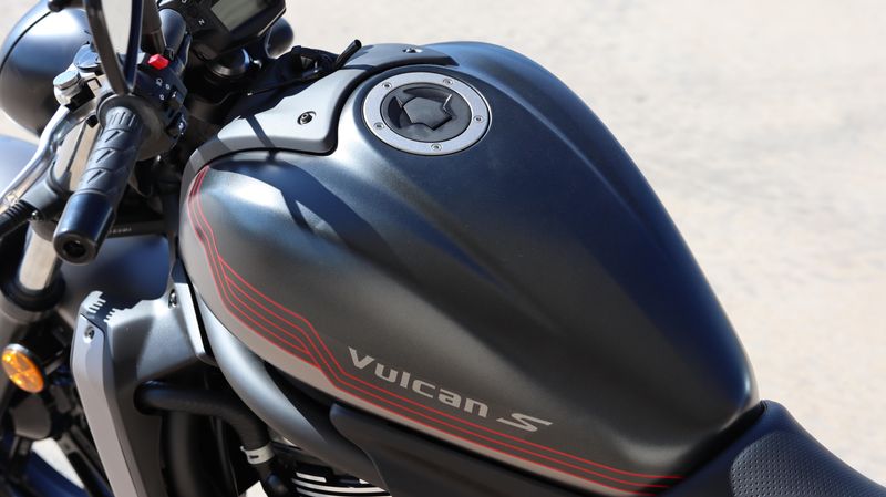 2025 Kawasaki VULCAN S ABS METALLIC FLAT SPARK BLACK  METALLIC FLAT RAW GRAYSTONE Image 4