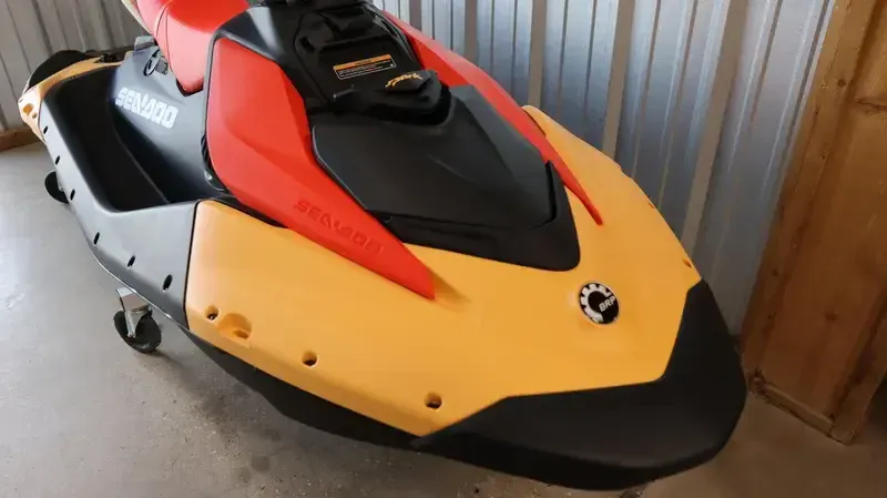 2025 SEADOO SPARK FOR 3 CONVENIENCE PACKAGE WITH SOUND SYSTEM SUNRISE ORANGE AND DRAGON RED Image 2