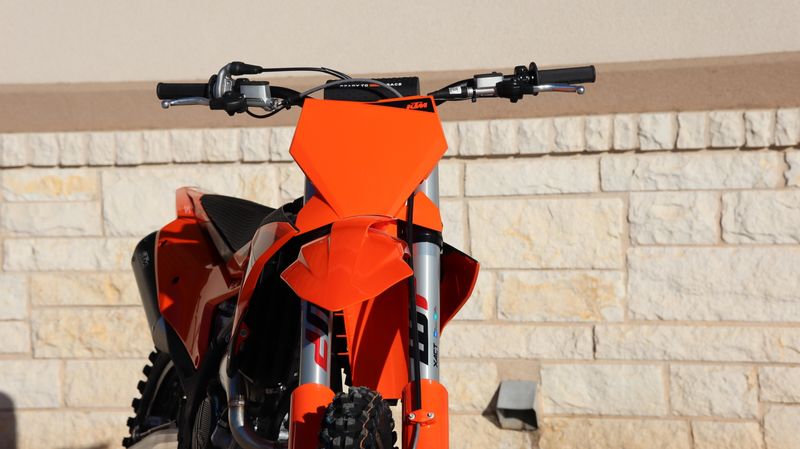 2025 KTM 250 SXF ORANGEImage 3