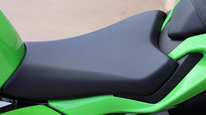 2025 Kawasaki NINJA ZX6R KRT EDITION ABS LIME GREEN AND EBONY AND PEARL BLIZZARD WHITE Image 13