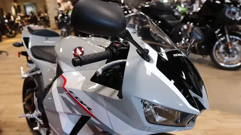 2025 Honda CBR600RR ABS DEEP PEARL GRAY Image 2