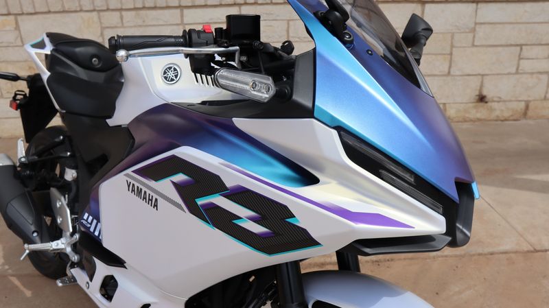 2025 Yamaha YZFR3 ABS LUNAR WHITE AND NEBULA BLUE Image 17