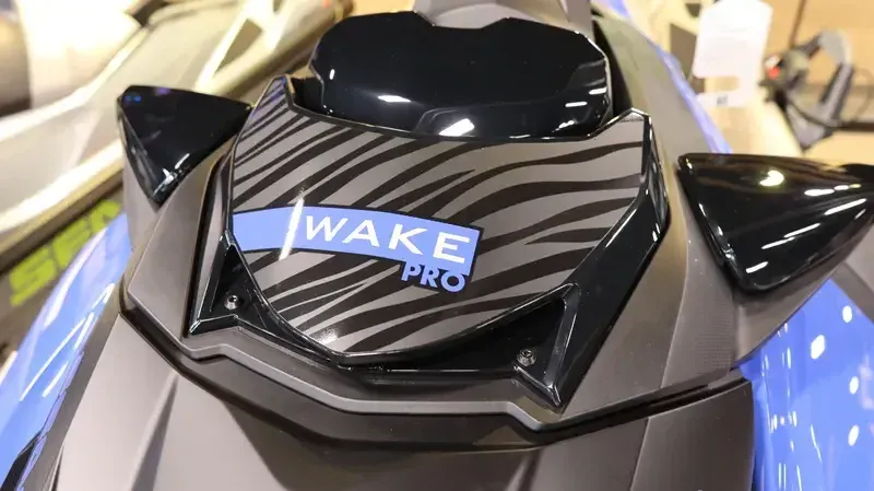 2025 SEADOO WAKE PRO 230 WITH SOUND SYSTEM IDF SAND AND DAZZLING BLUE Image 10