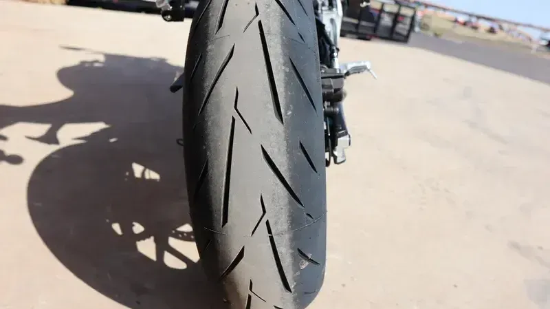 2025 CFMOTO 675SS NEBULA WHITE Image 25
