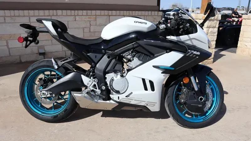 2025 CFMOTO 675SS NEBULA WHITE Image 2