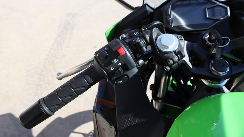 2025 Kawasaki NINJA 500 KRT EDITION LIME GREEN AND EBONY AND PEARL BLIZZARD WHITEImage 12