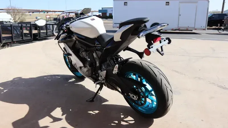 2025 CFMOTO 675SS NEBULA WHITE Image 6