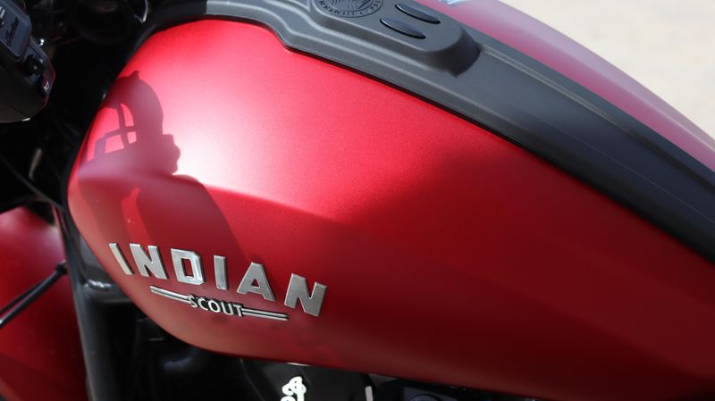 2025 Indian Motorcycle SCOUT BOBBER LIMITED SUNSET RED SMOKE Image 6
