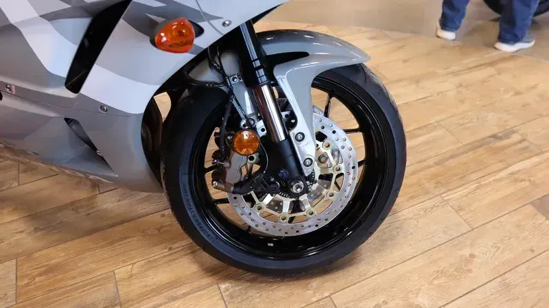 2025 Honda CBR600RR ABS DEEP PEARL GRAY Image 14