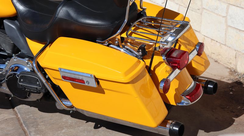 2009 HARLEY Electra Glide Ultra Classic in a YELLOW exterior color. Family PowerSports (877) 886-1997 familypowersports.com 