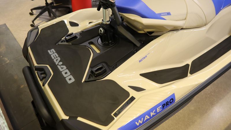 2025 SEADOO WAKE PRO 230 WITH SOUND SYSTEM IDF SAND AND DAZZLING BLUE Image 7