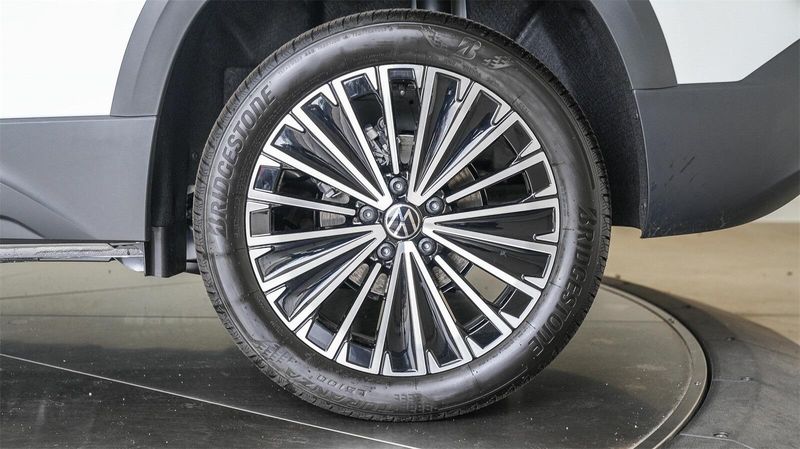 New 2025 Volkswagen Taos 1.5T SEImage 9