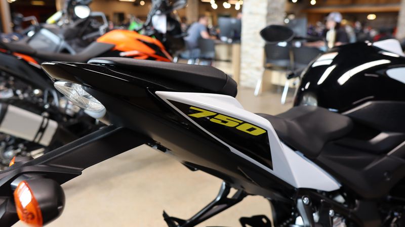 2023 Suzuki GSX750 Image 2