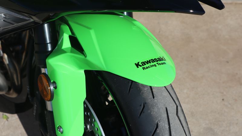 2025 Kawasaki NINJA ZX6R KRT EDITION LIME GREEN AND EBONY AND PEARL BLIZZARD WHITEImage 10