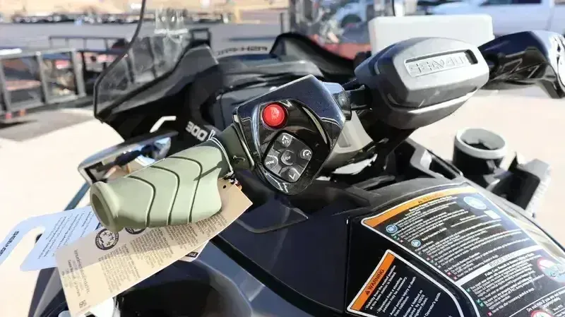 2025 SEADOO FISHPRO APEX 300 WITH SOUND SYSTEM IDF SHARK GREY AND NORI GREEN Image 19