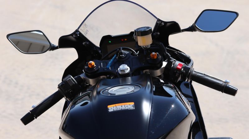 2025 Yamaha YZFR7 MATTE RAVEN BLACK Image 26