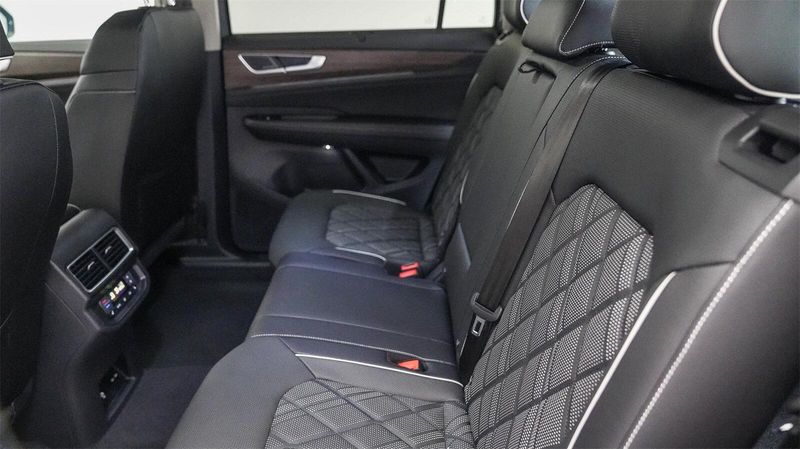New 2025 Volkswagen Atlas 2.0T SEL Premium R-LineImage 18