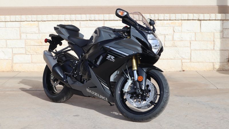 2025 Suzuki GSXR600 SOLID IRON GRAY AND GLASS SPARKLE BLACKImage 1