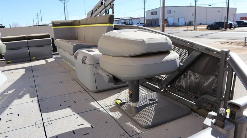 2025 SEADOO SWITCH FISH 21 230HP PAINTED TRAILER WILDERNESS GREEN Image 11