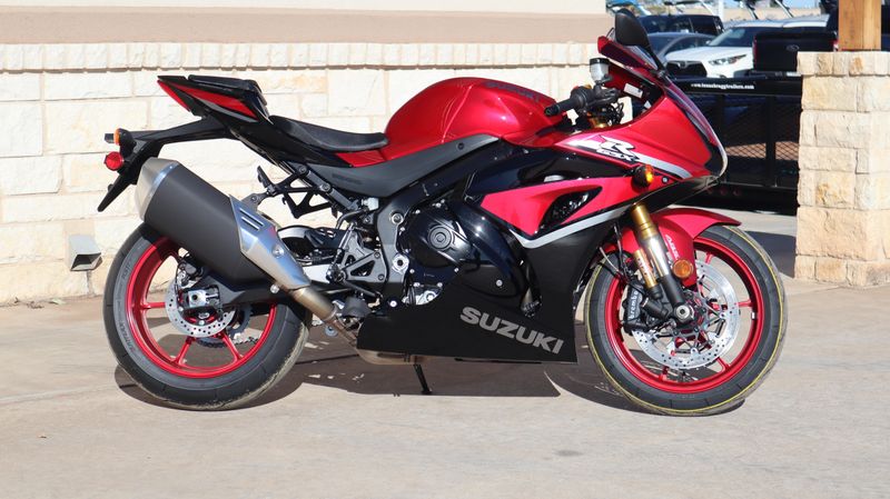 2025 Suzuki GSXR1000R CANDY DARING RED AND GLASS SPARKLE BLACKImage 2