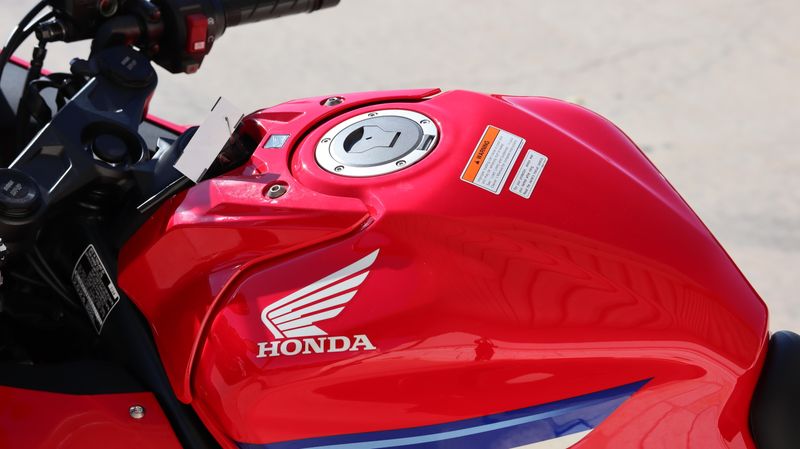NEW 2026 HONDA CBR650R E-CLUTCH Image 4