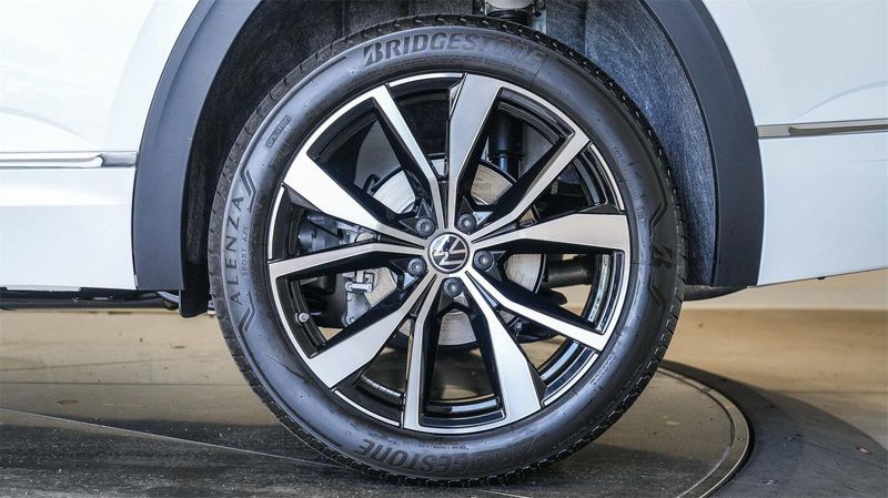 New 2025 Volkswagen Atlas 2.0T SEL Premium R-LineImage 9