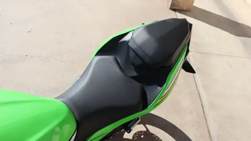 2025 Kawasaki NINJA 500 KRT EDITION SE ABS LIME GREEN AND EBONY AND PEARL BLIZZARD WHITE Image 4