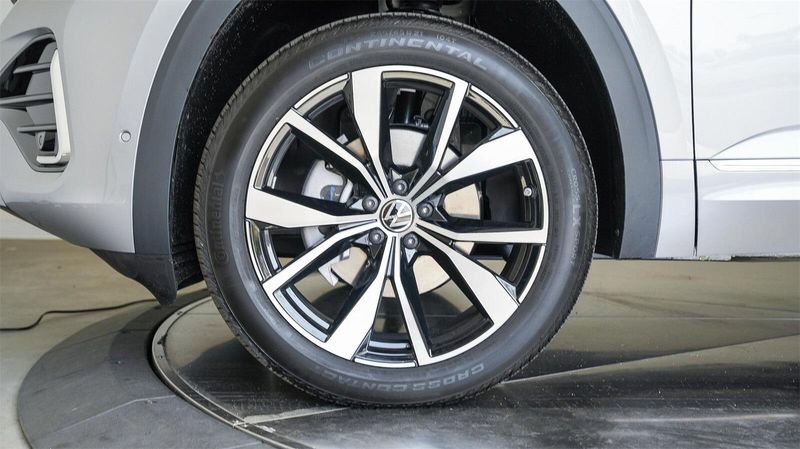 2025 Volkswagen Atlas 2.0T SEL Premium R-LineImage 11