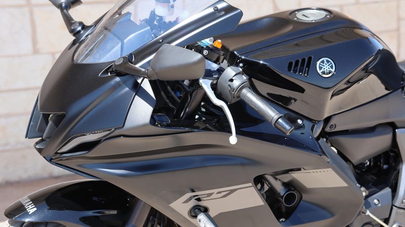 2025 Yamaha YZFR7 MATTE RAVEN BLACK Image 24
