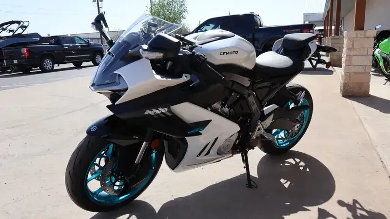 2025 CFMOTO 675SS NEBULA WHITE Image 5