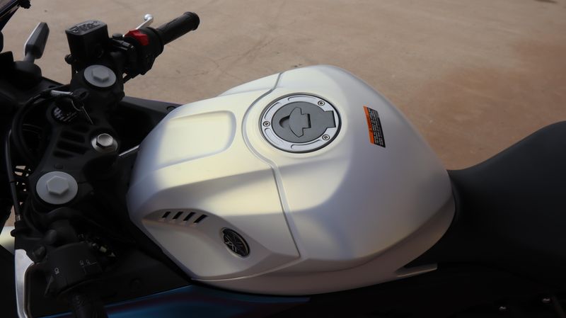 2025 Yamaha YZFR3 ABS LUNAR WHITE AND NEBULA BLUE Image 12