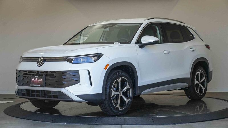 New 2025 Volkswagen Tiguan 2.0T SEImage 1
