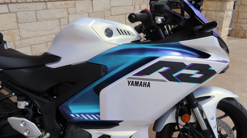 2025 Yamaha YZFR3 ABS LUNAR WHITE AND NEBULA BLUE Image 19