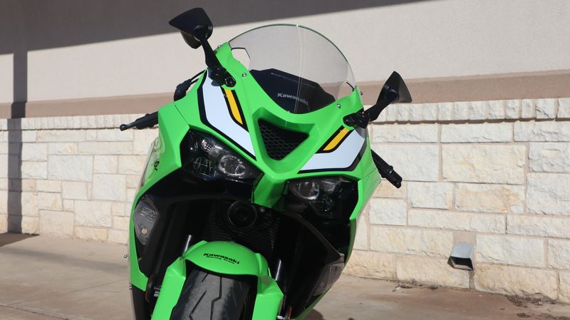 2025 Kawasaki NINJA ZX6R KRT EDITION LIME GREEN AND EBONY AND PEARL BLIZZARD WHITEImage 3