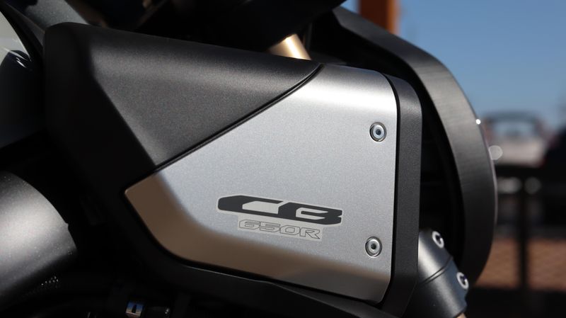 2024 Honda CB650R ABS PEARL SMOKY GRAYImage 16