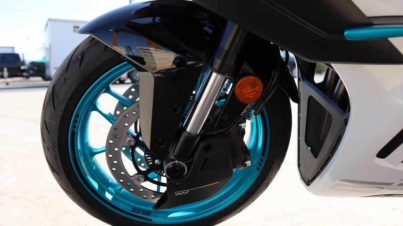 2025 CFMOTO 675SS NEBULA WHITE Image 16