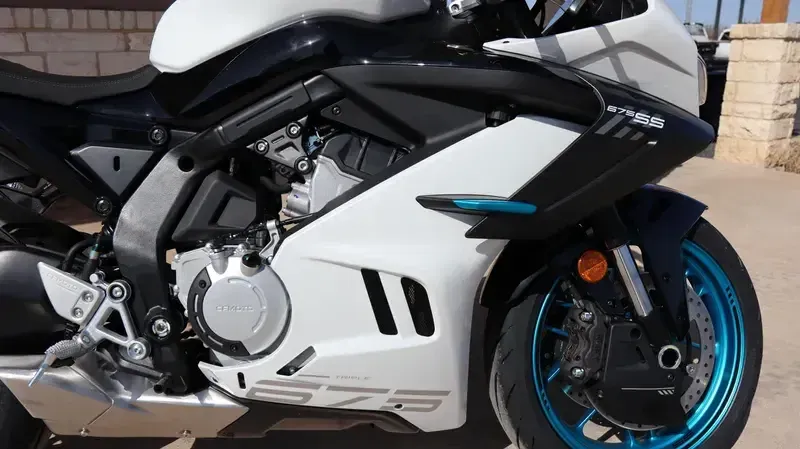 2025 CFMOTO 675SS NEBULA WHITE Image 8