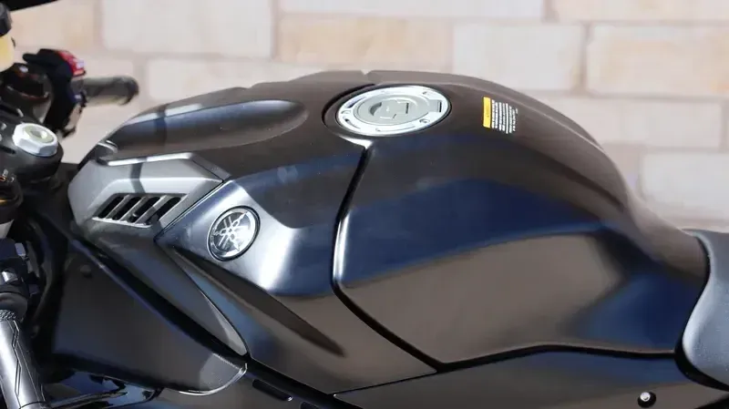 2025 Yamaha YZFR1 MATTE RAVEN BLACK Image 5