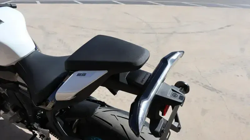 2025 CFMOTO 675SS NEBULA WHITE Image 18