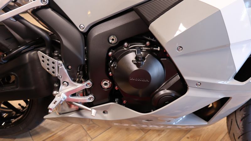 2025 Honda CBR600RR DEEP PEARL GRAY Image 12