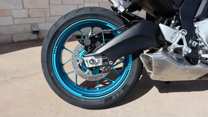 2025 CFMOTO 675SS NEBULA WHITE Image 24
